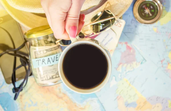 Antecedentes del viaje, el reflejo en la taza de café. Mapa. Viajar. Enfoque selectivo . — Foto de Stock