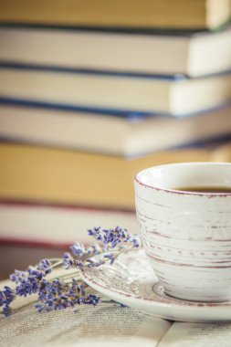Fincan kahve ve boş bir kitap okuma sıcak. Seçici odak.
