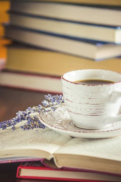 Taza de café caliente y leer un libro en el ocio. Enfoque selectivo . —  Fotos de Stock