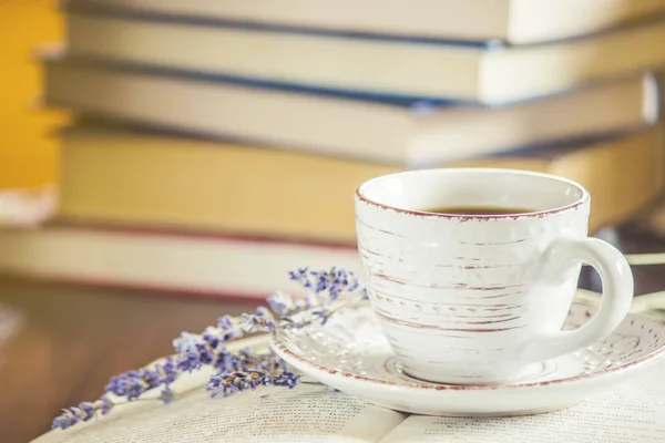 Taza de café caliente y leer un libro en el ocio. Enfoque selectivo . —  Fotos de Stock