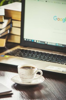 Kahve sabah işyerinde. bir kitap ya da dizüstü bilgisayar ile. seçici odak.