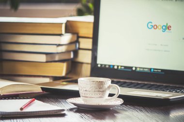 Kahve sabah işyerinde. bir kitap ya da dizüstü bilgisayar ile. seçici odak.