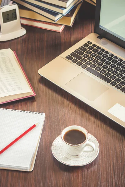 Mattinata di caffe 'sul posto di lavoro. con un libro o un portatile. focus selettivo . — Foto Stock