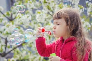 Çocuk sabun köpüğü izin. Seçici odak. 