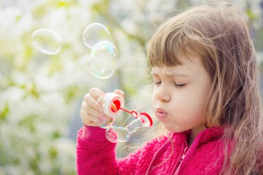 Çocuk sabun köpüğü izin. Seçici odak. 