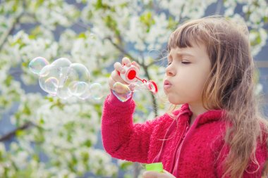 Çocuk sabun köpüğü izin. Seçici odak. 