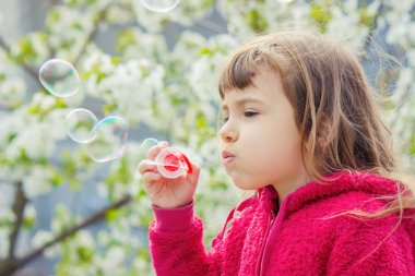 Çocuk sabun köpüğü izin. Seçici odak. 
