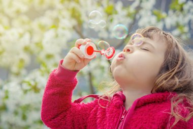 Çocuk sabun köpüğü izin. Seçici odak. 