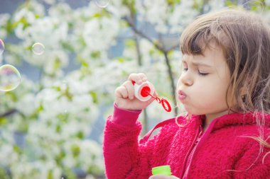Çocuk sabun köpüğü izin. Seçici odak. 