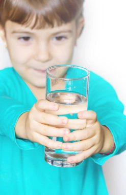 çocuk elinde bir bardak su tutar. seçici odak. 