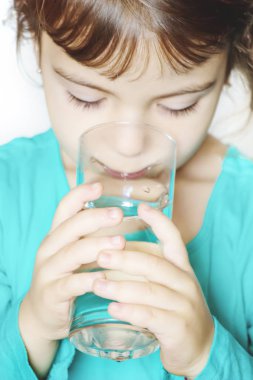 çocuk elinde bir bardak su tutar. seçici odak. 