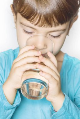 çocuk elinde bir bardak su tutar. seçici odak. 