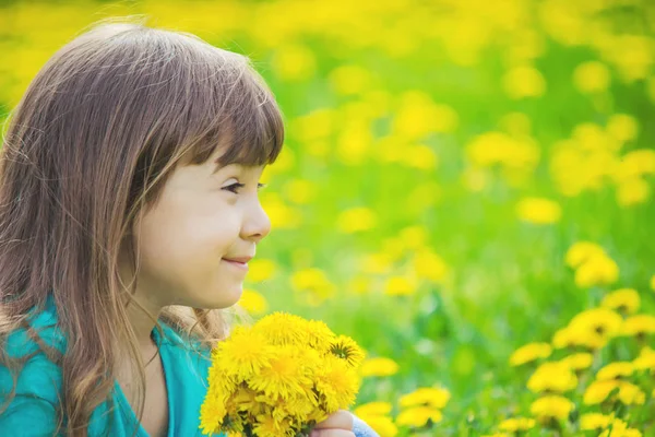 Niña, niña, flores en los juegos de primavera. Enfoque selectivo . — Foto de Stock