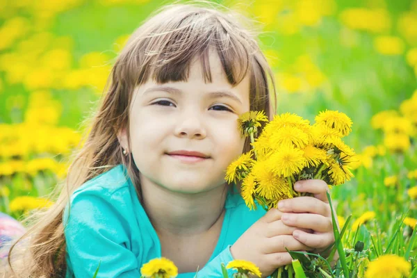 Niña, niña, flores en los juegos de primavera. Enfoque selectivo . — Foto de Stock