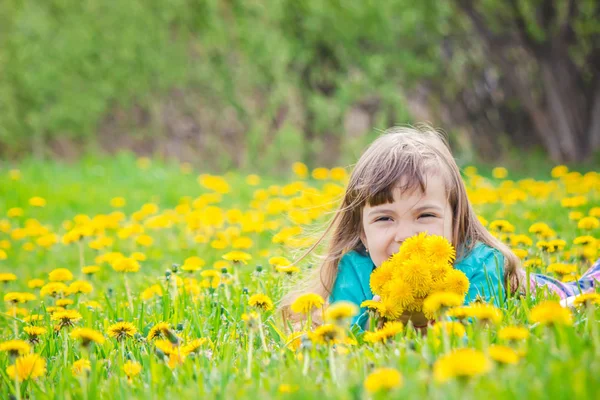 Niña, niña, flores en los juegos de primavera. Enfoque selectivo . — Foto de Stock