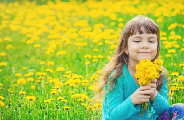 Niña, niña, flores en los juegos de primavera. Enfoque selectivo . — Foto de Stock