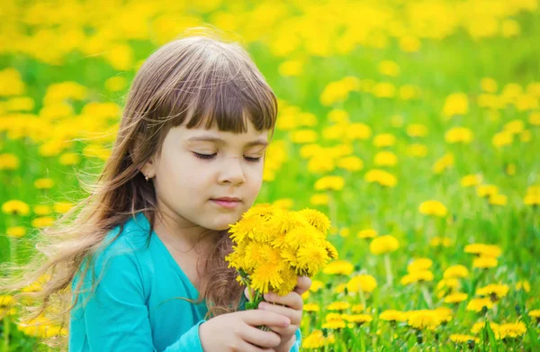 Niña, niña, flores en los juegos de primavera. Enfoque selectivo . —  Fotos de Stock