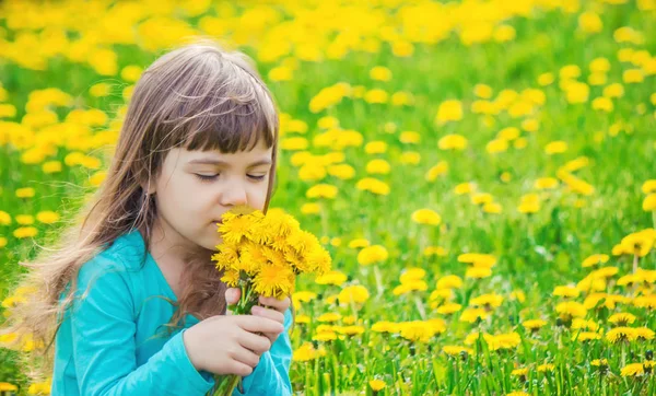 Niña, niña, flores en los juegos de primavera. Enfoque selectivo . —  Fotos de Stock