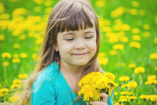 Fille, enfant, fleurs au printemps joue. Concentration sélective . — Photo