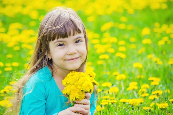 Fille, enfant, fleurs au printemps joue. Concentration sélective . — Photo