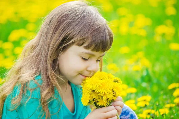Девочка, дитя, весенние цветы. Селективный фокус . — стоковое фото