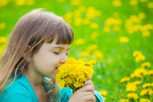 Dziewczyna, dziecko, kwiaty w sztukach wiosna. Selektywny fokus. — Zdjęcie stockowe