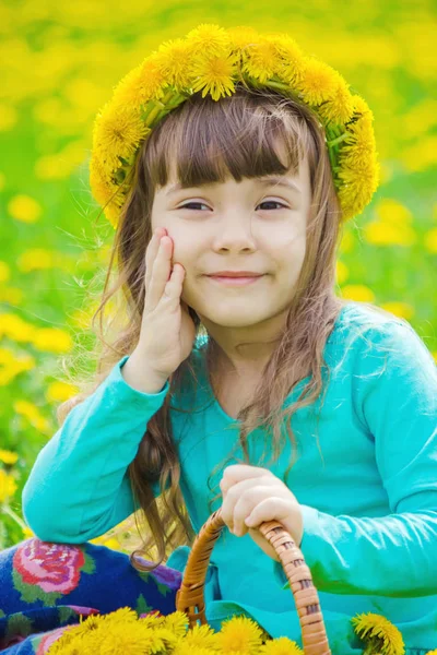 Mädchen, Kind, Blumen im Frühling spielen. Selektiver Fokus. — Stockfoto