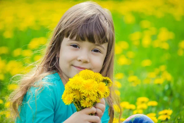 Menina, criança, flores nas peças de primavera. Foco seletivo . — Fotografia de Stock