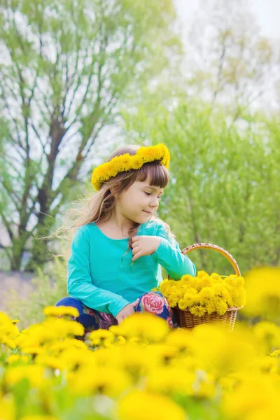 Niña, niña, flores en los juegos de primavera. Enfoque selectivo . — Foto de Stock