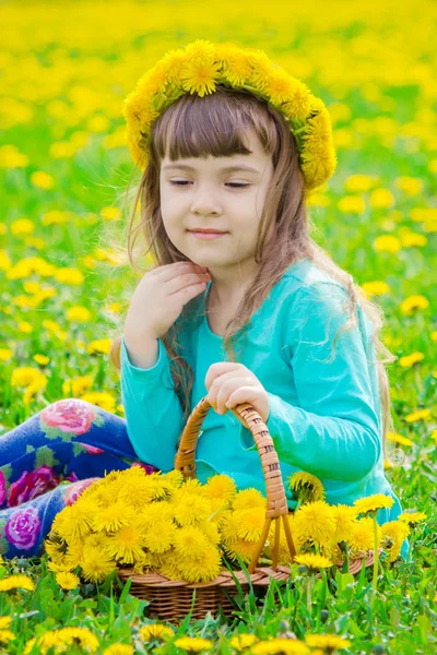 Niña, niña, flores en los juegos de primavera. Enfoque selectivo . — Foto de Stock