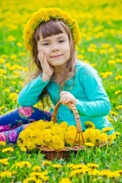 Niña, niña, flores en los juegos de primavera. Enfoque selectivo . — Foto de Stock