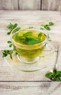 Nane ve limon ile çay. Seçici odak.