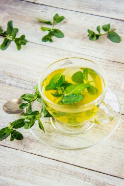 Nane ve limon ile çay. Seçici odak.