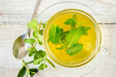 Nane ve limon ile çay. Seçici odak.