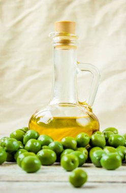 zeytinyağı ahşap arka plan şeffaf şişede. Seçici odak.