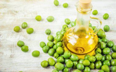 zeytinyağı ahşap arka plan şeffaf şişede. Seçici odak.