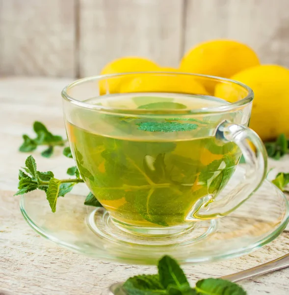 Tea with mint and lemon. Selective focus. — Stock Photo, Image