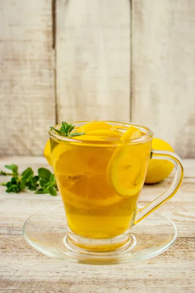 Té con menta y limón. Enfoque selectivo . — Foto de Stock