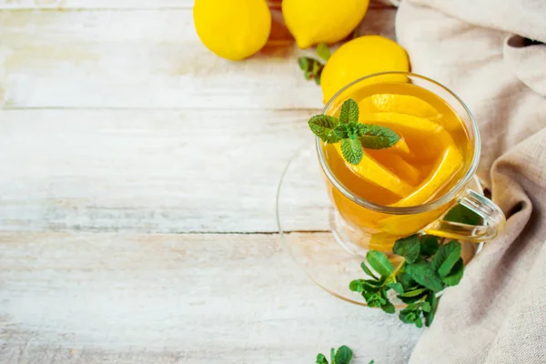 Chá com hortelã e limão. Foco seletivo . — Fotografia de Stock