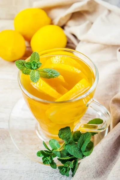 Tea with mint and lemon. Selective focus. — Stock Photo, Image