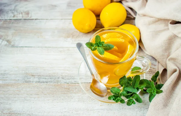 민트와 레몬 티입니다. 선택적 초점. — 스톡 사진