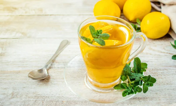 Té con menta y limón. Enfoque selectivo . —  Fotos de Stock