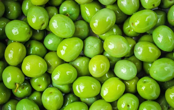 Oliver på en trä bakgrund. Selektivt fokus. — Stockfoto