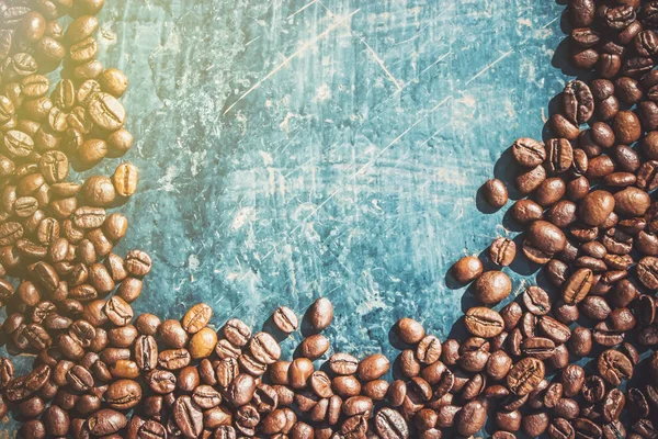Kaffeebohnen auf Grunge-Hintergrund. Selektiver Fokus. — Stockfoto