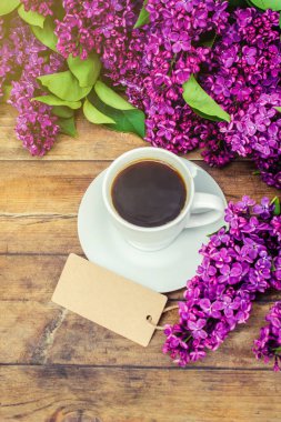 Kahve kahvaltı ve eflatun çiçekler. Seçici odak. 