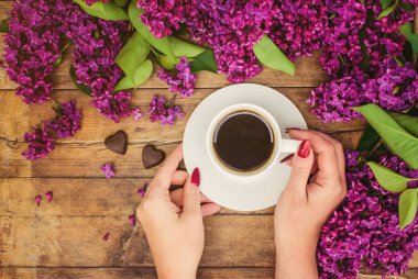 Kahve kahvaltı ve eflatun çiçekler. Seçici odak. 