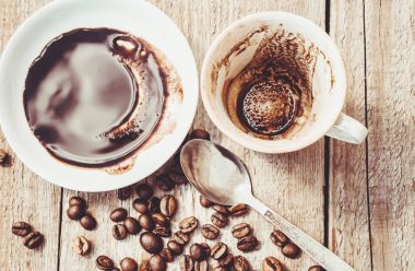 Kahve kahvaltı ve tahmin için. Seçici odak.