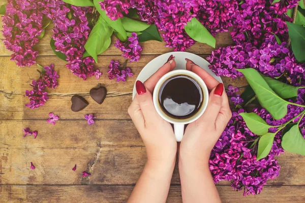 Café para el desayuno y flores lila. Enfoque selectivo . —  Fotos de Stock