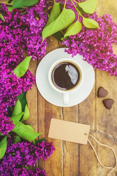 Café para el desayuno y flores lila. Enfoque selectivo . —  Fotos de Stock