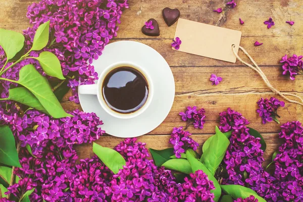 Kawa na śniadanie i kwiaty bzu. Selektywny fokus. — Zdjęcie stockowe